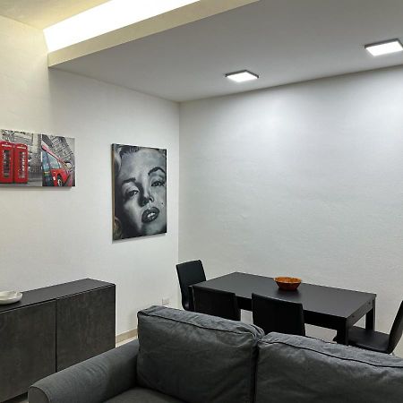 Modern Cenisio Apartment - Self Check-In & Parking Милано Екстериор снимка