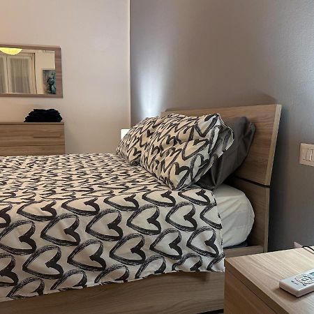 Modern Cenisio Apartment - Self Check-In & Parking Милано Екстериор снимка