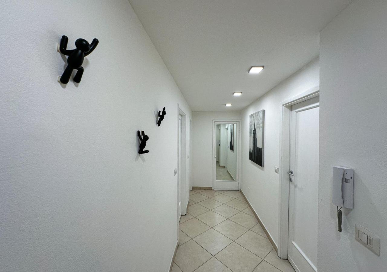 Modern Cenisio Apartment - Self Check-In & Parking Милано Екстериор снимка